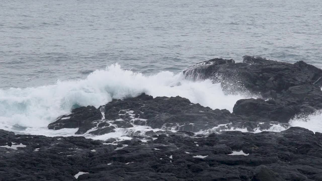 海浪拍打着冰岛黑色多岩石的海岸线视频素材