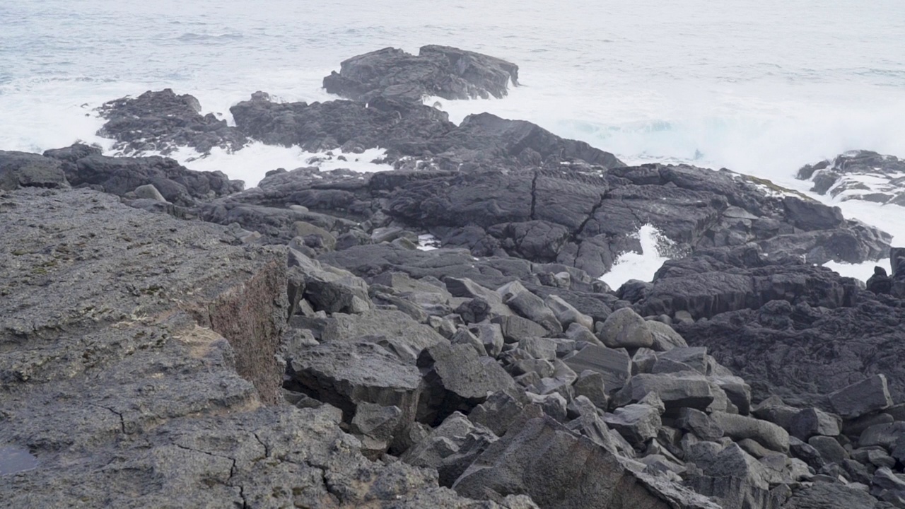 海浪拍打着冰岛黑色多岩石的海岸线视频素材