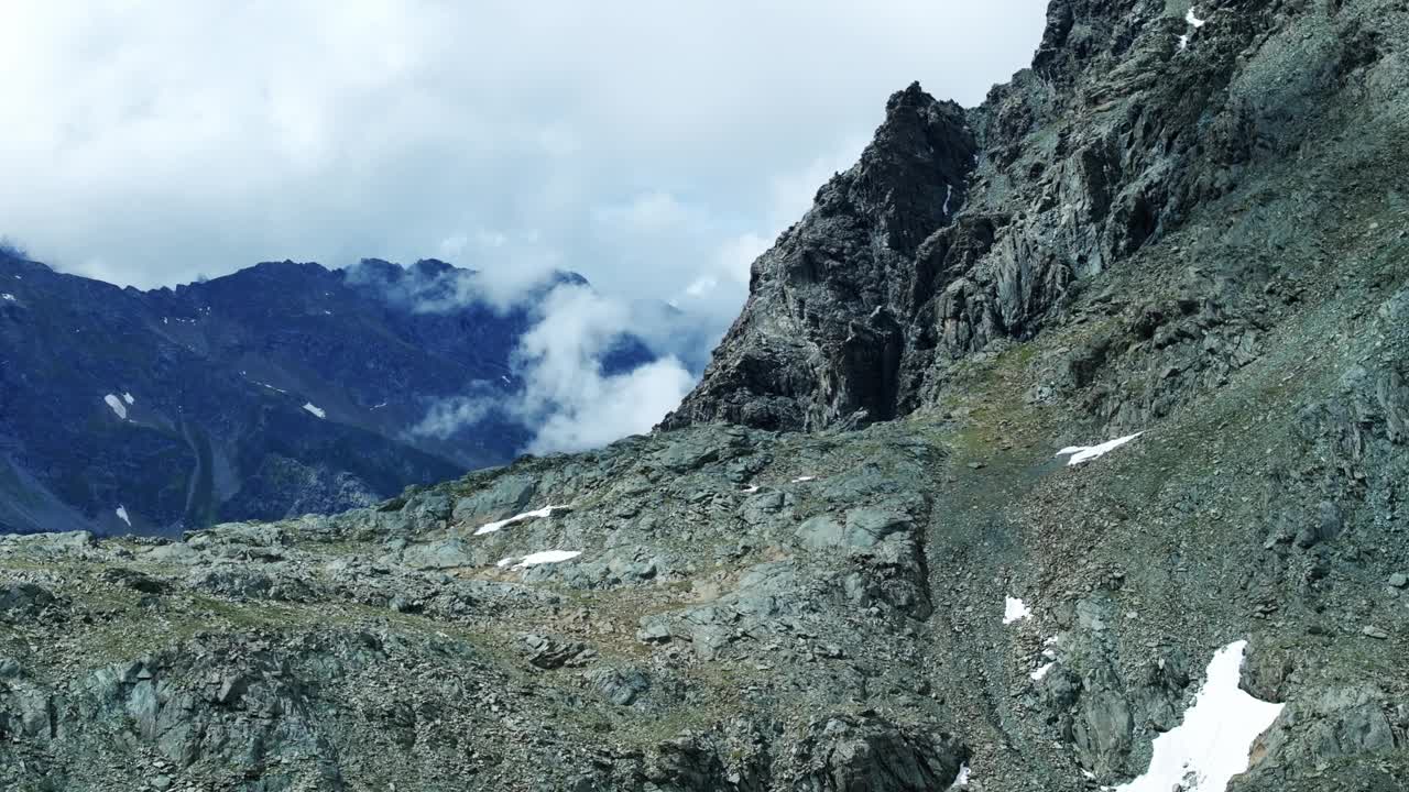 夏天，意大利Valmalenco的费拉里亚山脉令人惊叹的美丽。航拍无人机上升视图视频素材