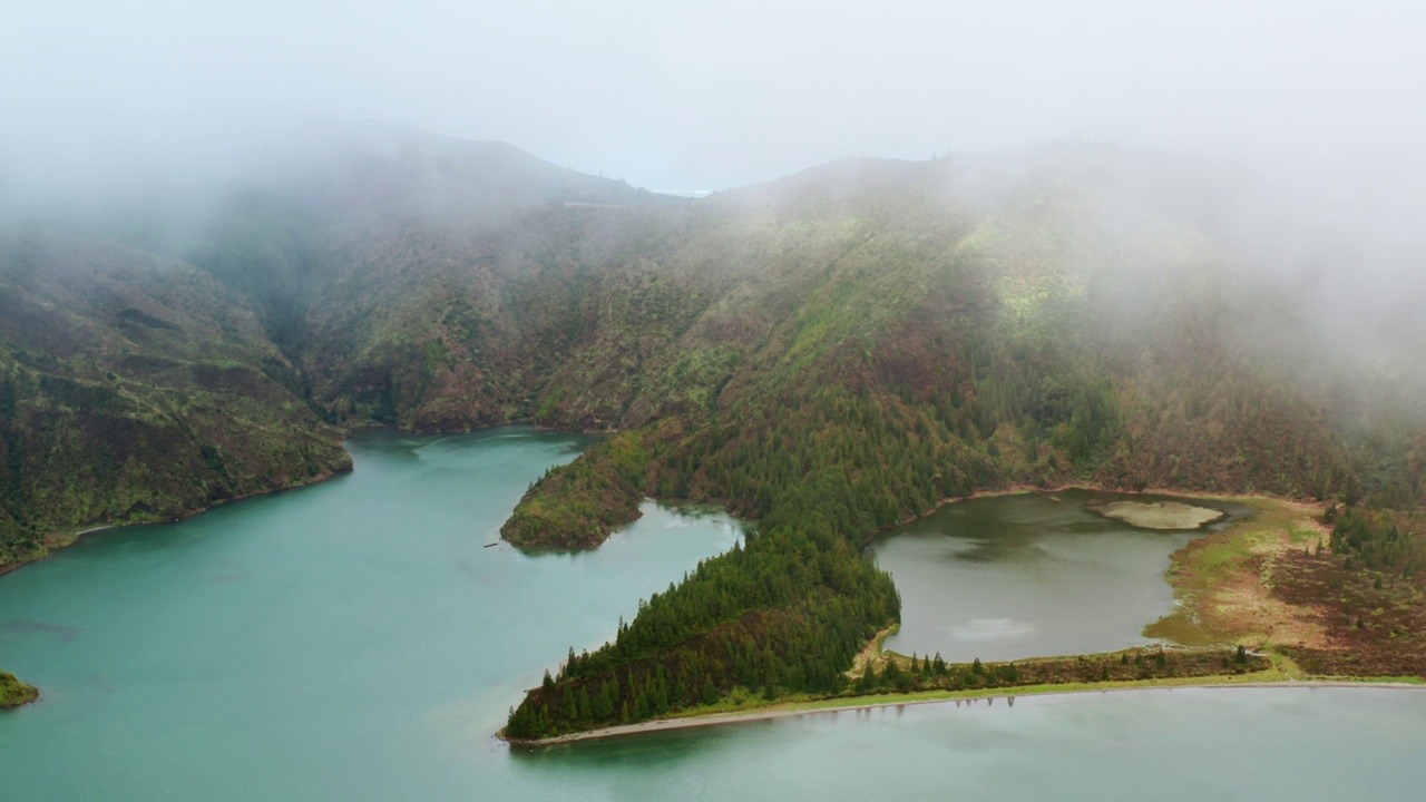 空中无人机拍摄的Lagoa do Fogo在圣米格尔岛，亚速尔群岛-葡萄牙。火山口的高视角。绿松石般的水，陡峭的岩石山脉。视频素材