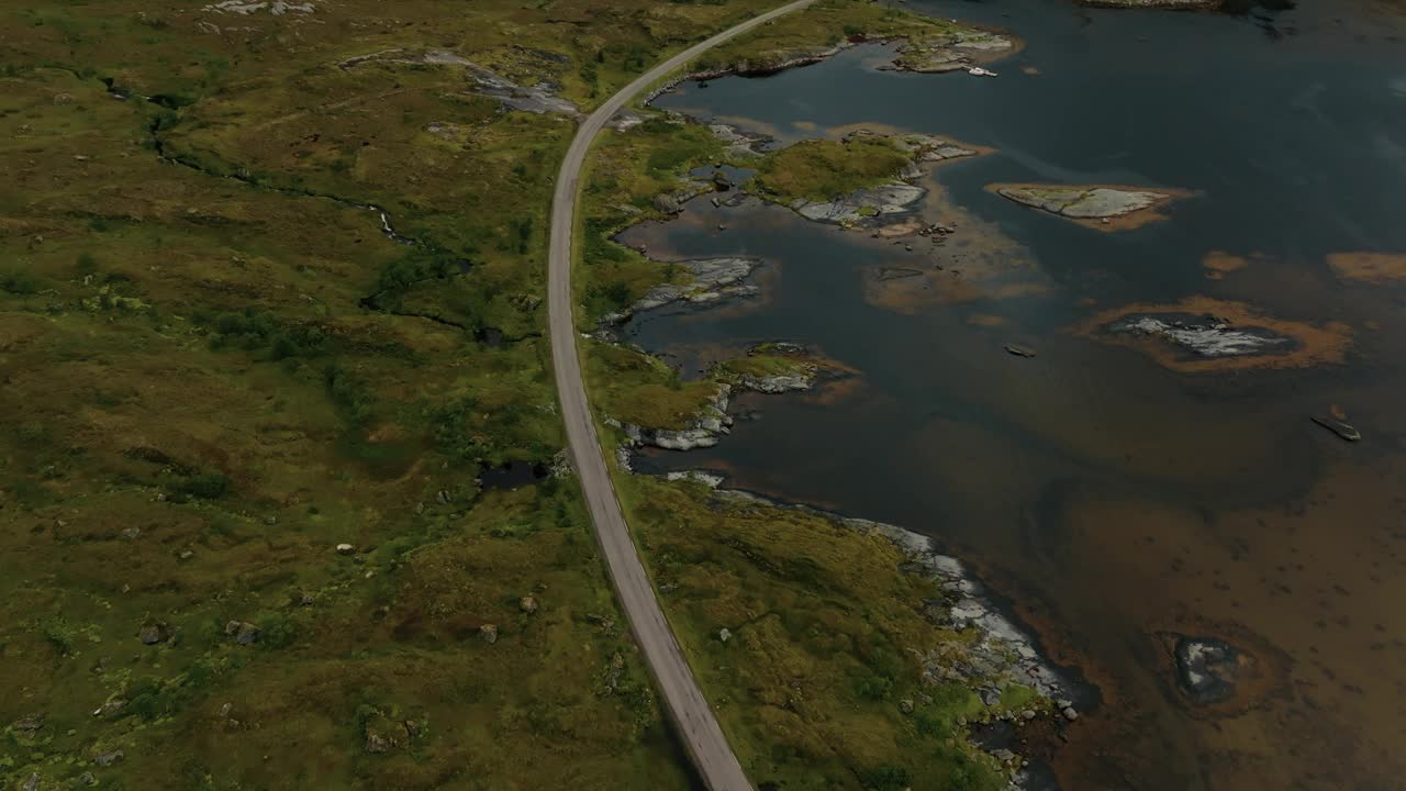 长航拍忧郁的汽车行驶在北欧沿海道路。视频素材