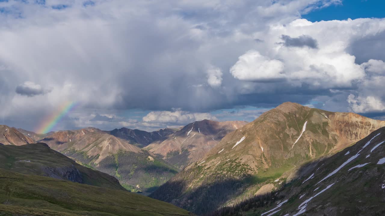 风雨飘过山景，彩虹飘过视频下载