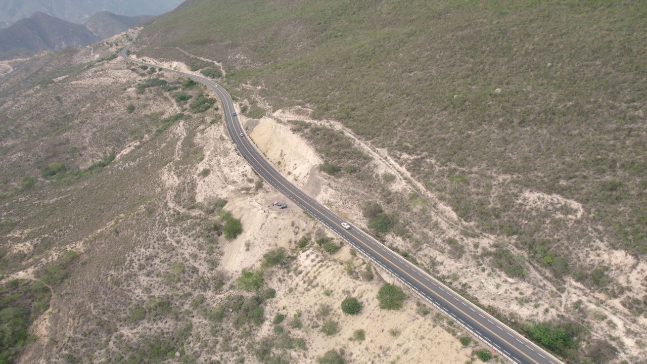 多辆卡车在墨西哥山区附近的公路上行驶的鸟瞰图。视频素材