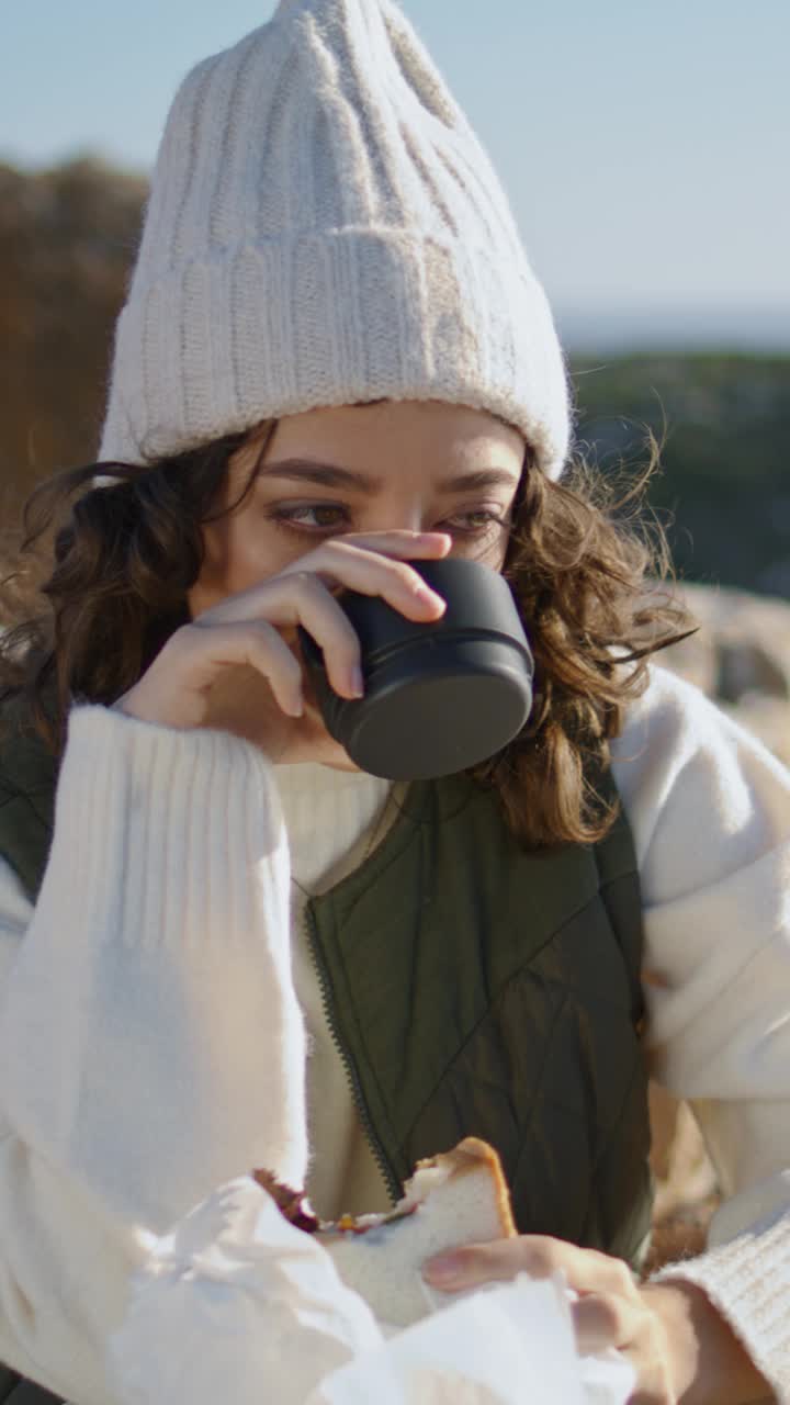 旅行女孩在落基山垂直面享受美食。平静的旅行者闭上眼睛视频素材