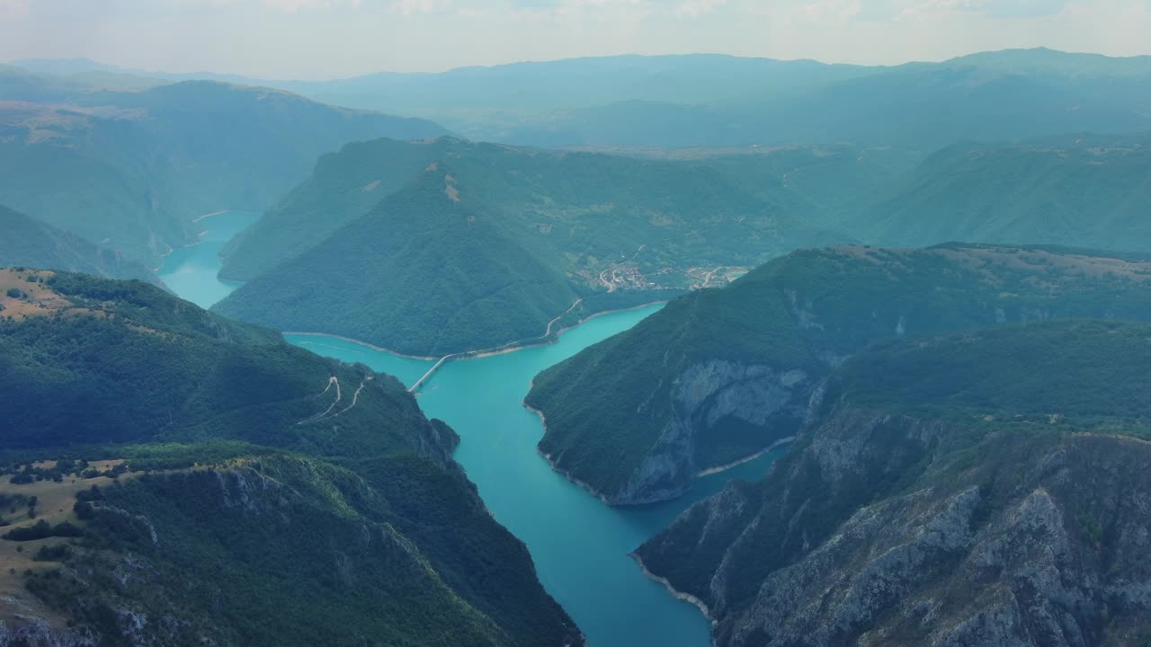 皮瓦河峡谷空中黑山视频素材