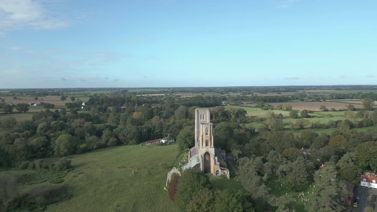 英国诺福克郡怀蒙德姆修道院古建筑的自然背景。空中拍摄视频素材