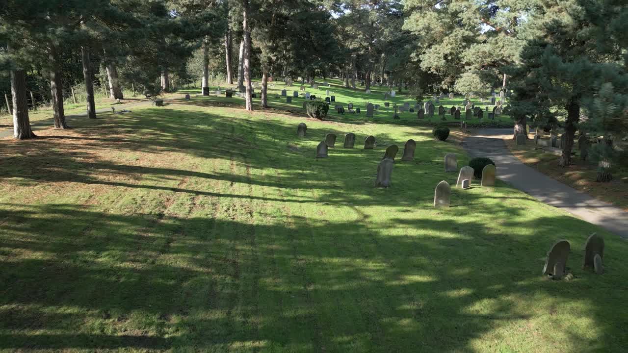 英国诺福克郡怀蒙德姆墓地的墓碑。空中前射视频素材