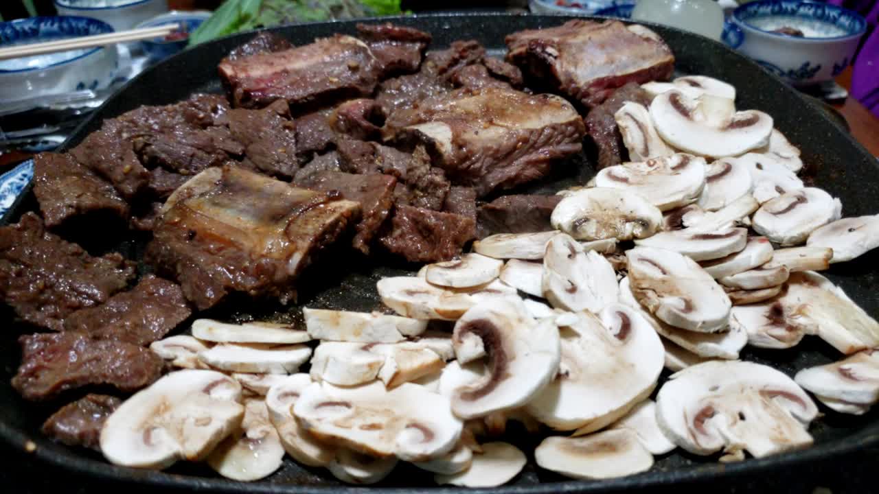 韩式烧烤牛肉排骨(Kalbi或Galbi)和切好的蘑菇视频素材