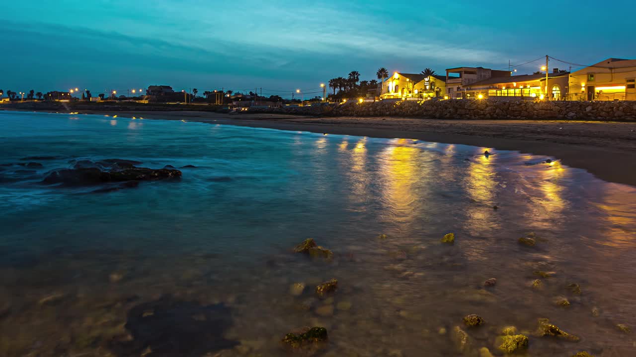 夜晚发光的城镇灯光和意大利西西里岛的海滩，时间流逝视频素材