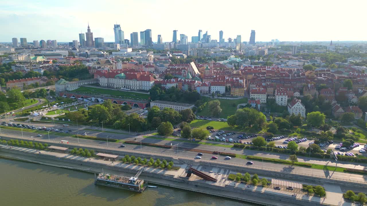 华沙的航拍全景，波兰在视觉河和市中心在一个遥远的老城区。市中心的摩天大楼，城市景观。业务视频素材