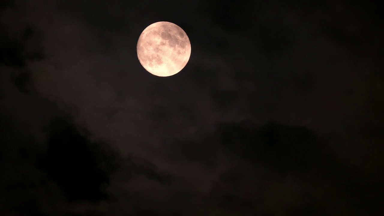 满月在多云的夜空，时光流逝视频素材