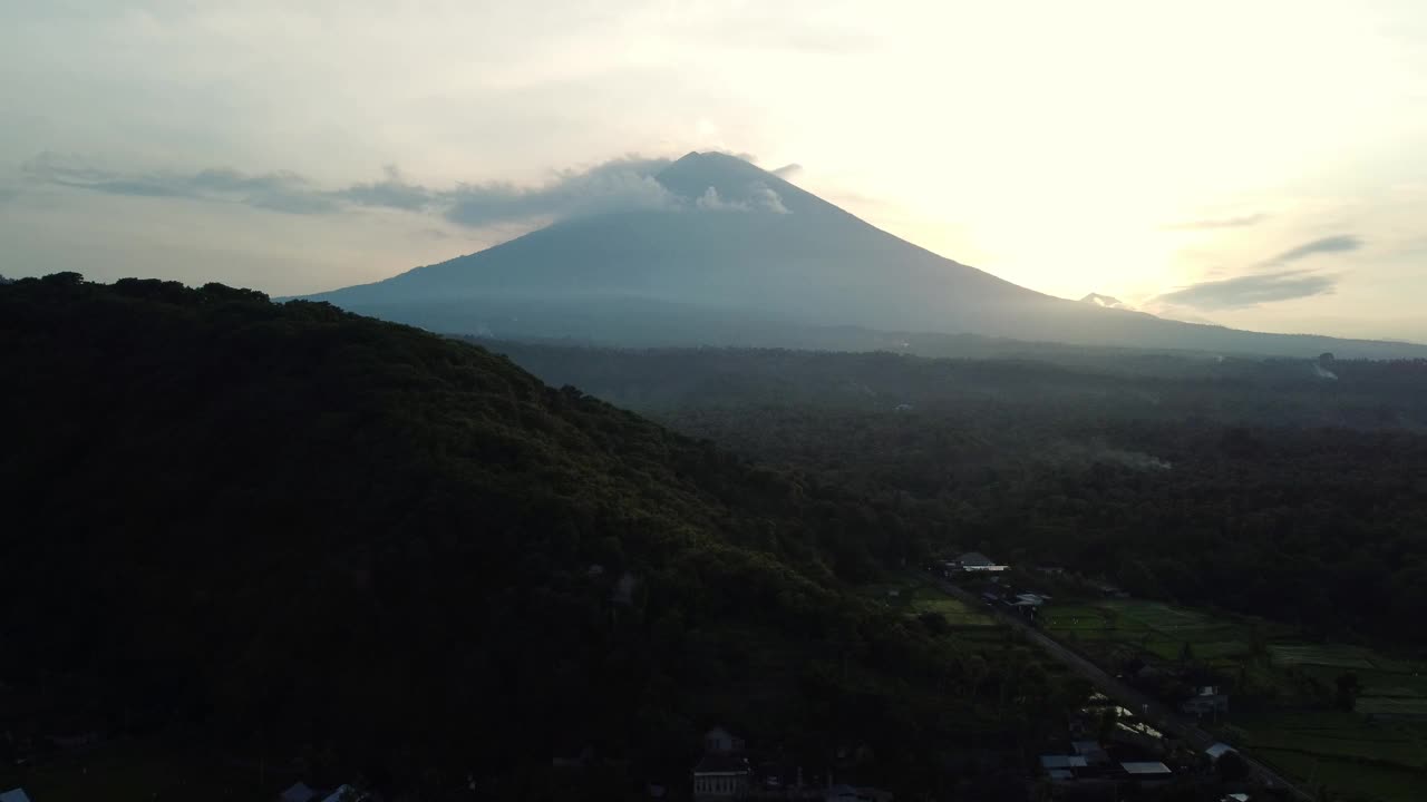 阿贡山日落时的背光，雾和云，印尼巴厘岛，航拍摄影车视频素材