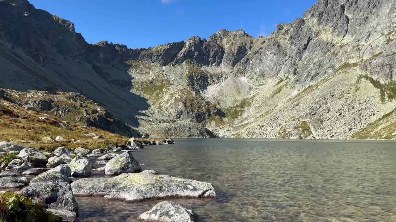 在一个阳光明媚的日子里，欣科沃湖在斯洛伐克一座山顶的峡谷里视频素材