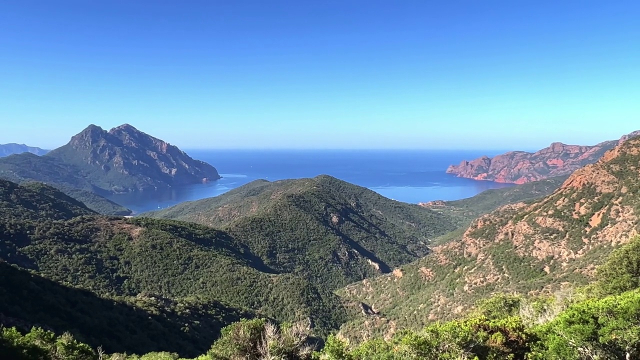 法国科西嘉岛夏季，联合国教科文组织自然保护区的全景。缩小视频素材