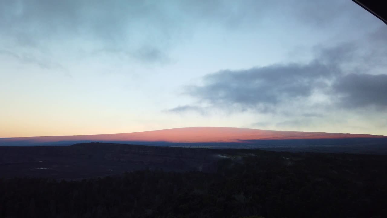 从夏威夷火山国家公园的火山屋向外看日出时，万向台宽平移拍摄的莫纳罗亚火山到基拉韦厄火山。4K视频素材