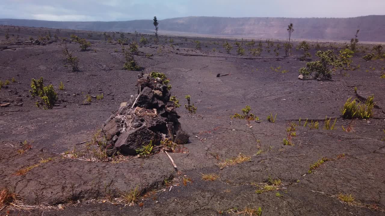 从夏威夷火山国家公园的基拉韦厄火山口边缘拍摄的火山景观。4K视频素材