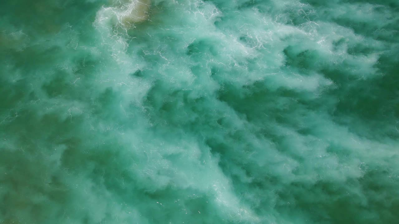 从空中俯瞰，葡萄牙大西洋的海浪和泡沫在海岸上破碎。视频素材