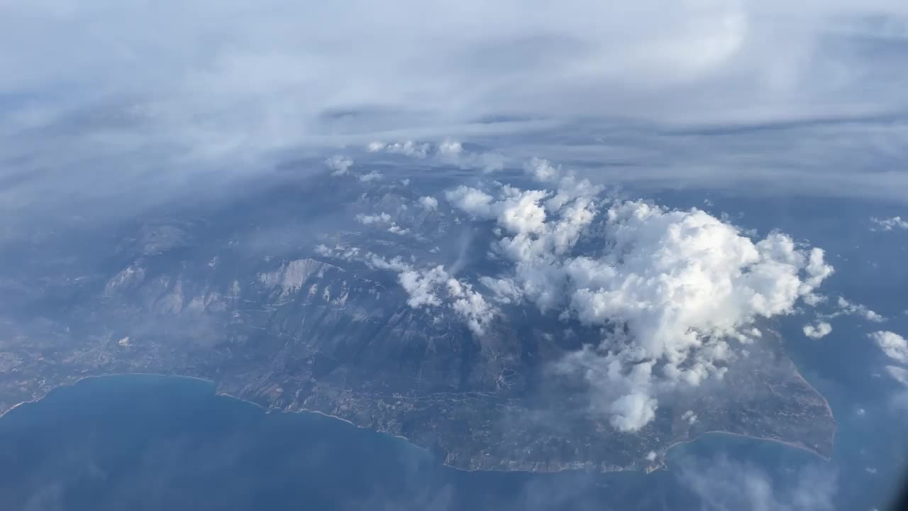 从飞机窗口拍摄的空中风景，蓝天白云。视频下载