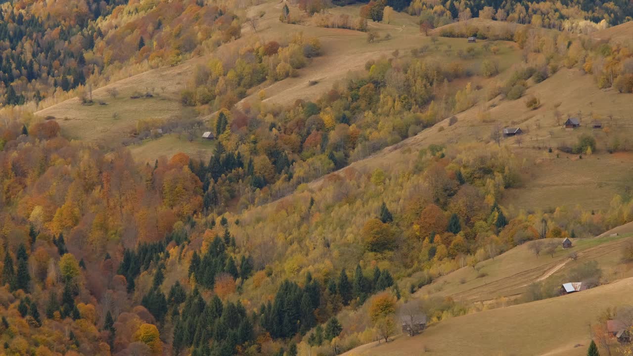 罗马尼亚山上美丽的秋山视频素材