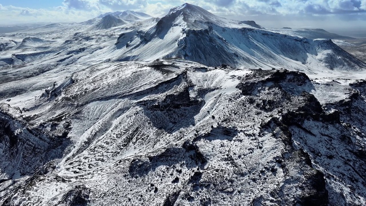 冰岛蓝天下的雪山，史诗航拍全景，美丽的冬季山脉，鼓舞人心的景观与雪视频素材