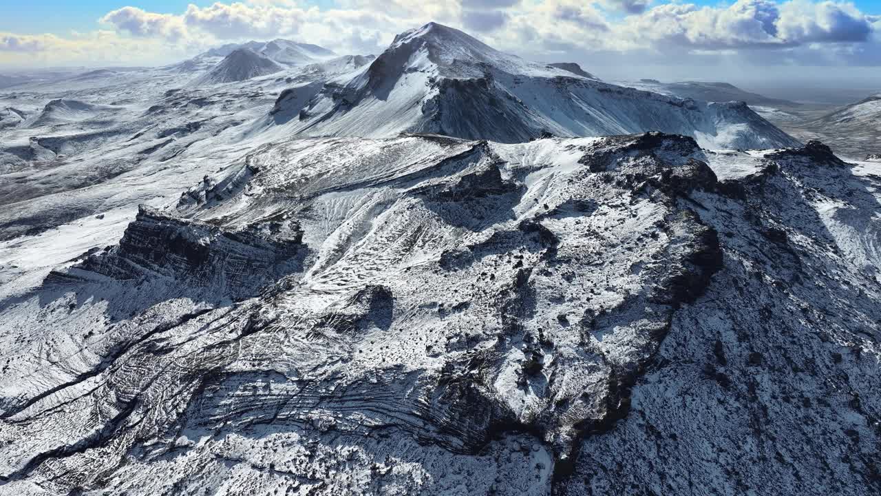 冰岛蓝天下的雪山，史诗航拍全景，美丽的冬季山脉，鼓舞人心的景观与雪视频素材