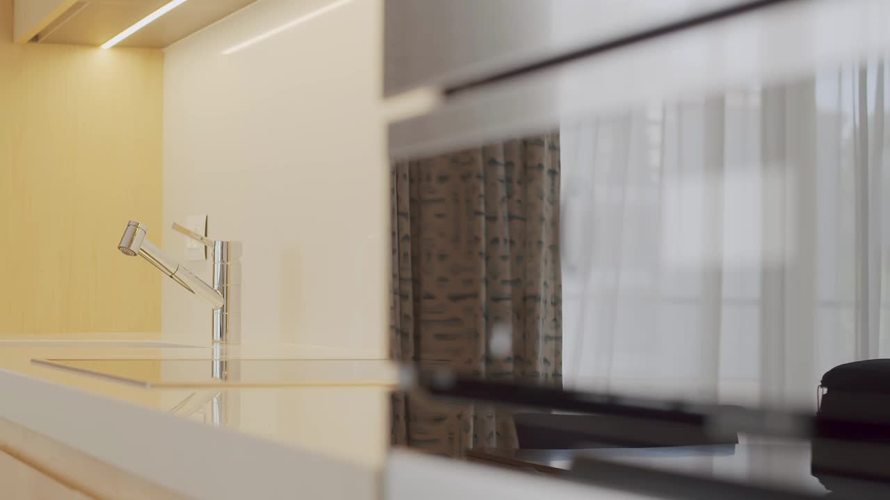 厨房配有水槽的不锈钢水龙头特写，带有现代内饰，简约家居室内时尚公寓的阁楼水龙头视频素材