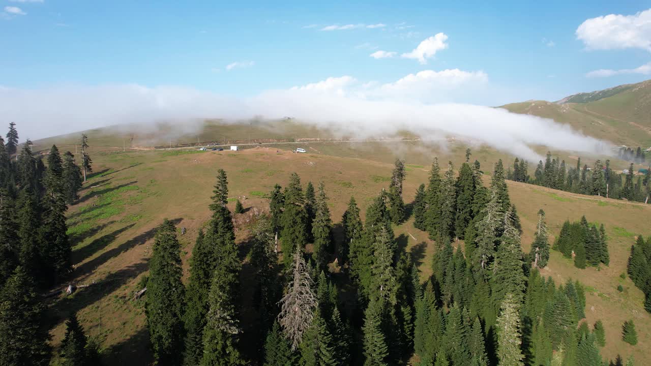 夏天多雾的山脉视频素材