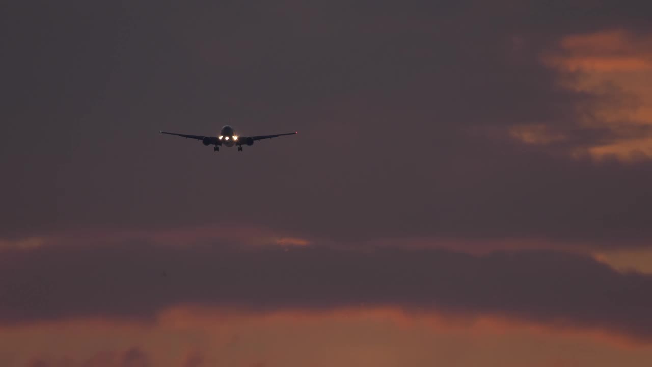 飞机降落在日落的天空视频素材