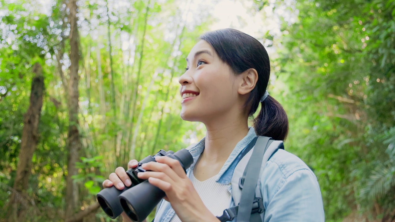 在山上徒步旅行的亚洲妇女视频素材