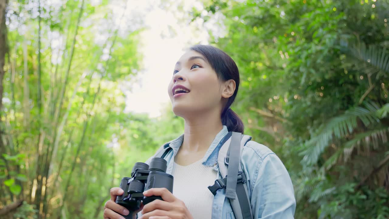 在山上徒步旅行的亚洲妇女视频素材