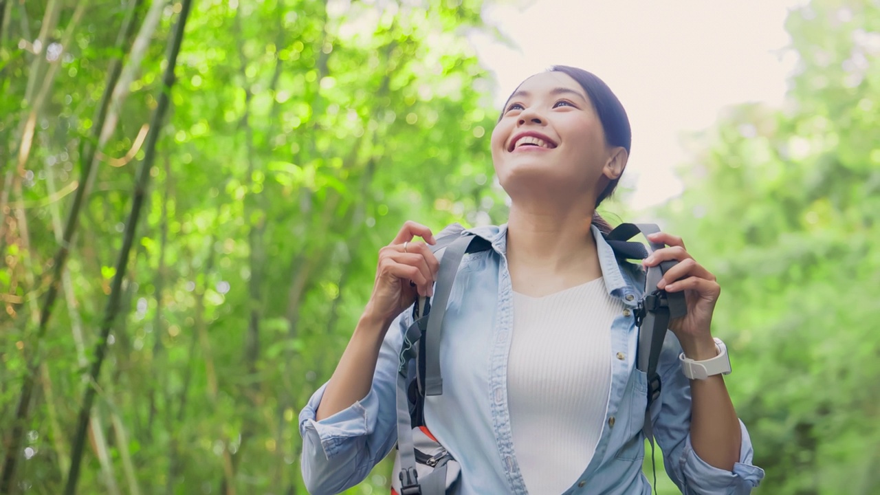 在山上徒步旅行的亚洲妇女视频素材