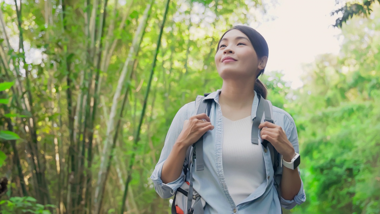 在山上徒步旅行的亚洲妇女视频素材