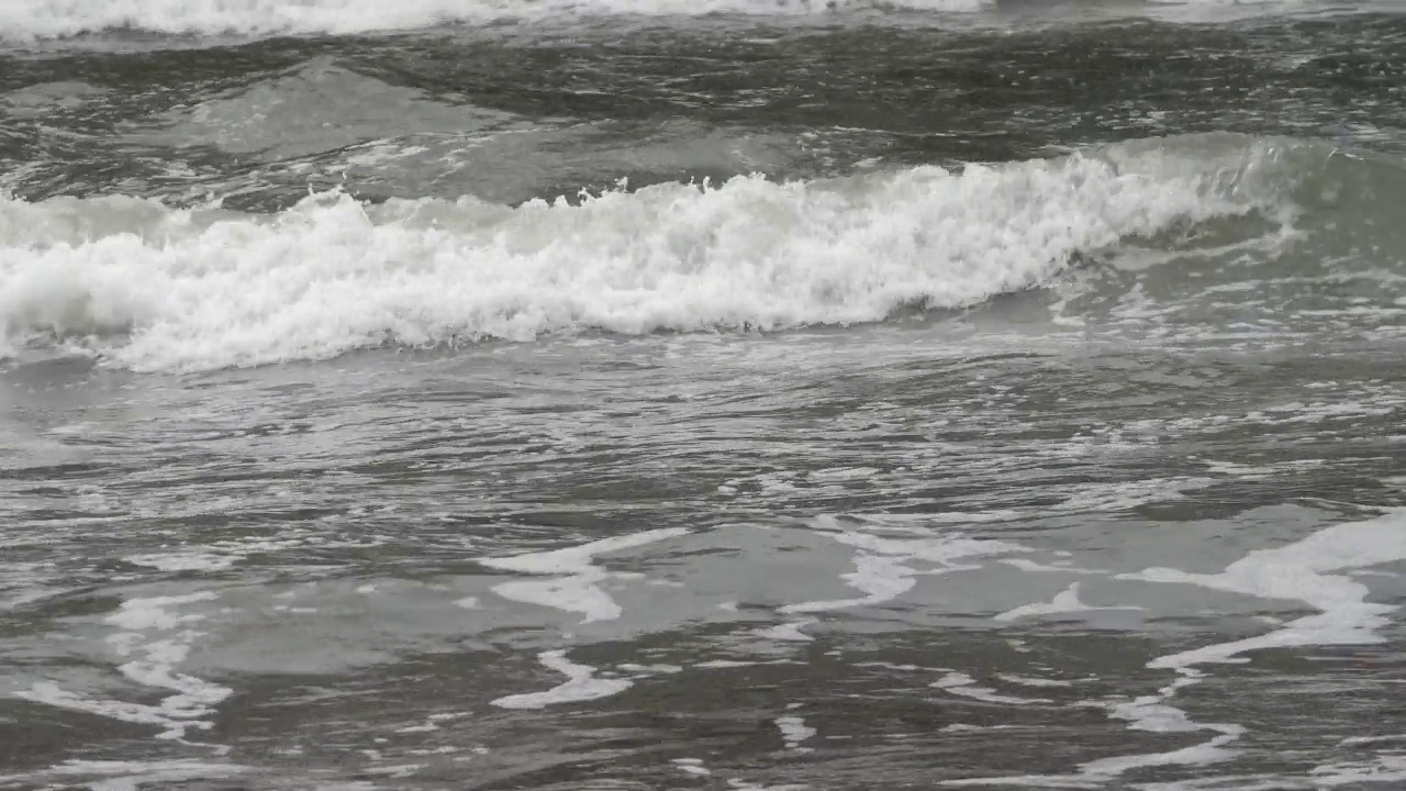 海浪拍打着海滩。视频下载