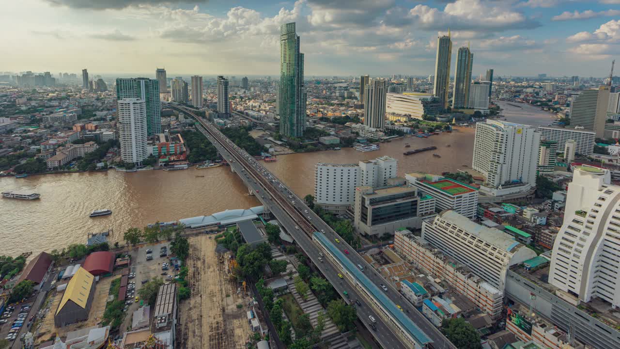 航拍曼谷城市景观与BTS轻轨和交通的道路上的交通运输。视频素材