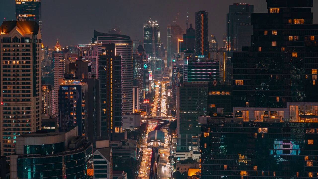 航拍曼谷夜景，BTS轻轨和道路上的交通。视频素材