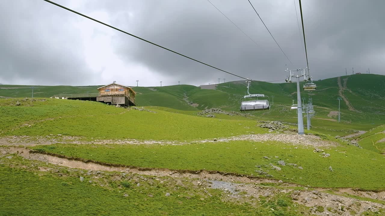 淡季的滑雪胜地。电梯空无一人视频素材