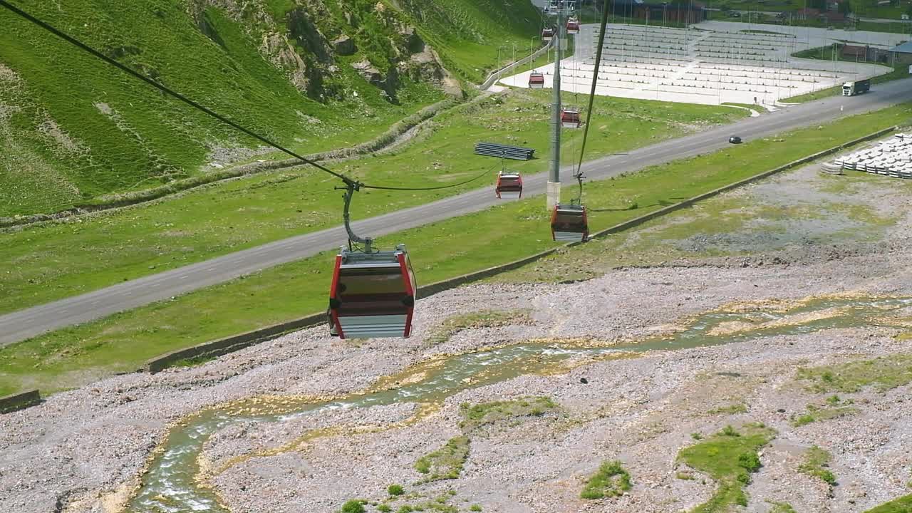 滑雪胜地索道电梯小屋下行，青山背景视频素材