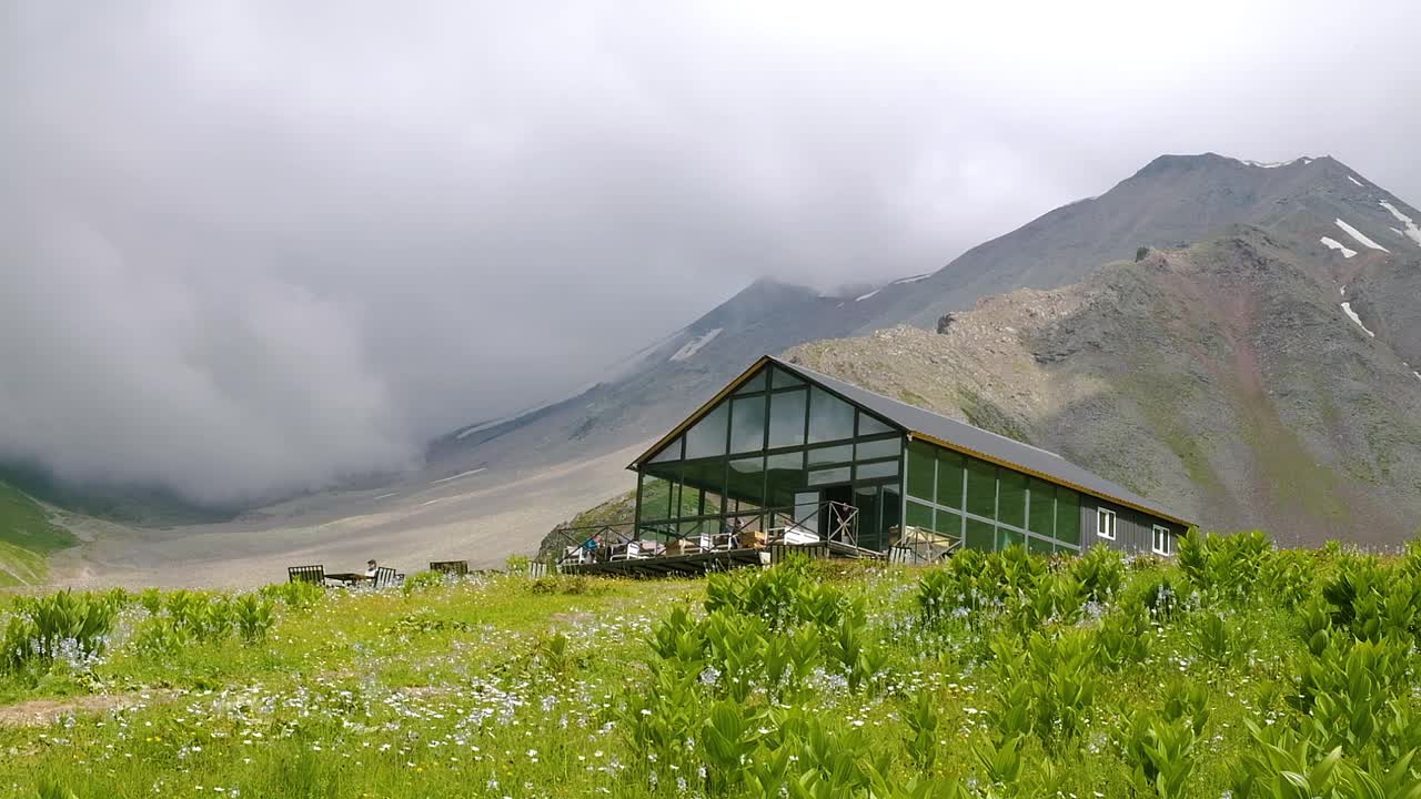 美丽的风景，现代旅游的房子在高加索山脉全景视频素材