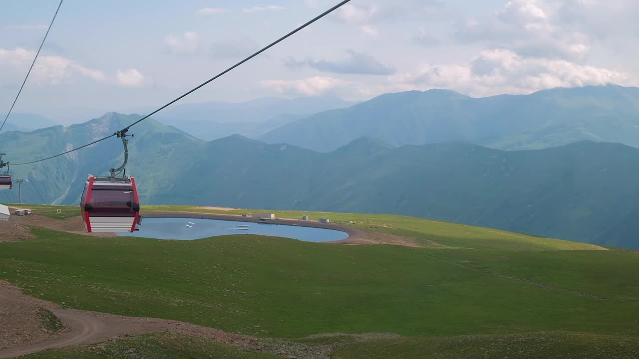 高加索山脉上的索道电梯小屋视频素材