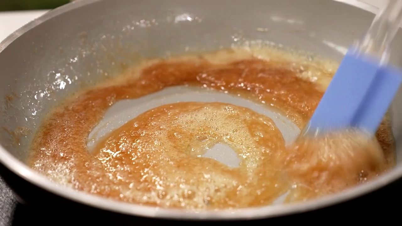 黄油在平底锅里融化了视频下载