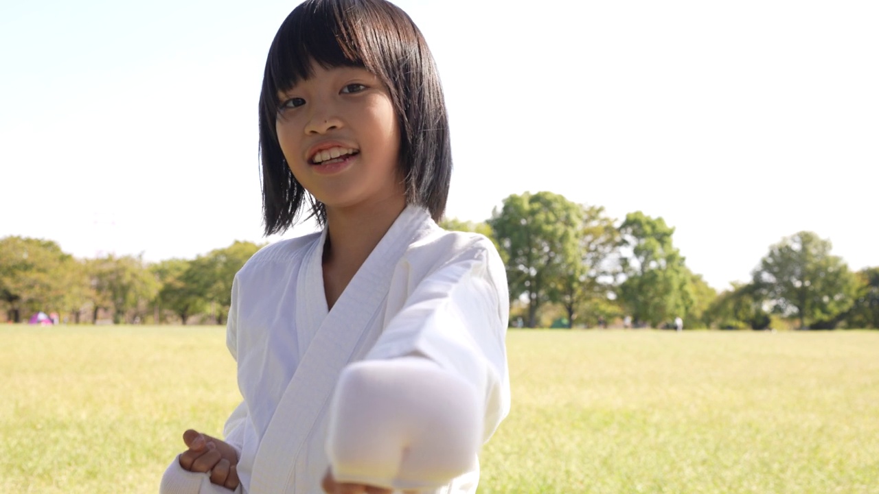 一个小学女生重复空手道精拳的特写视频素材