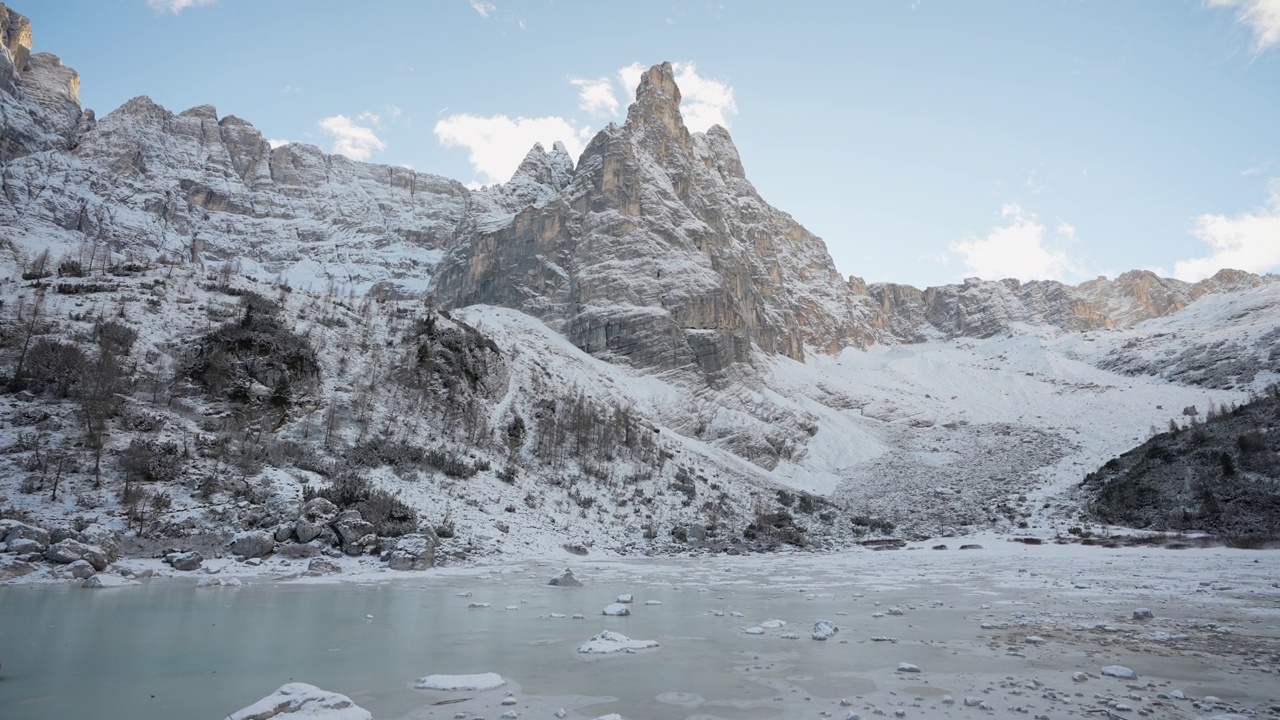 冬天日落时，白云石地区白雪覆盖的索拉皮斯湖视频素材