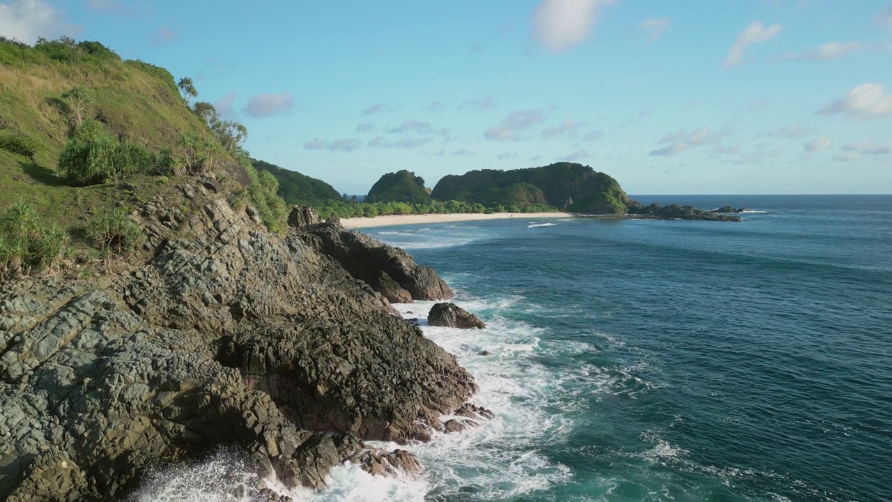 鸟瞰巴厘岛风景优美的海滩视频素材