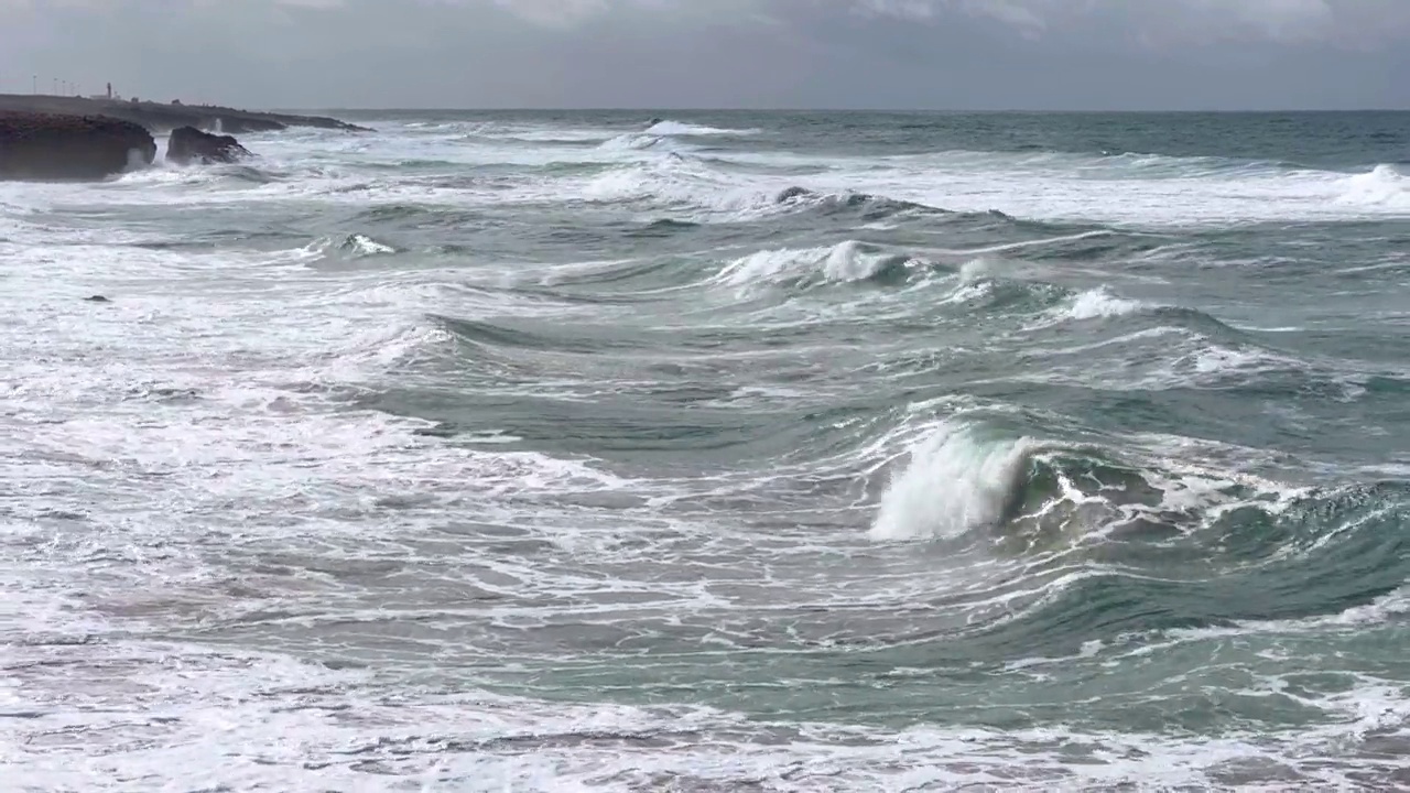 海浪拍打着海岸视频素材