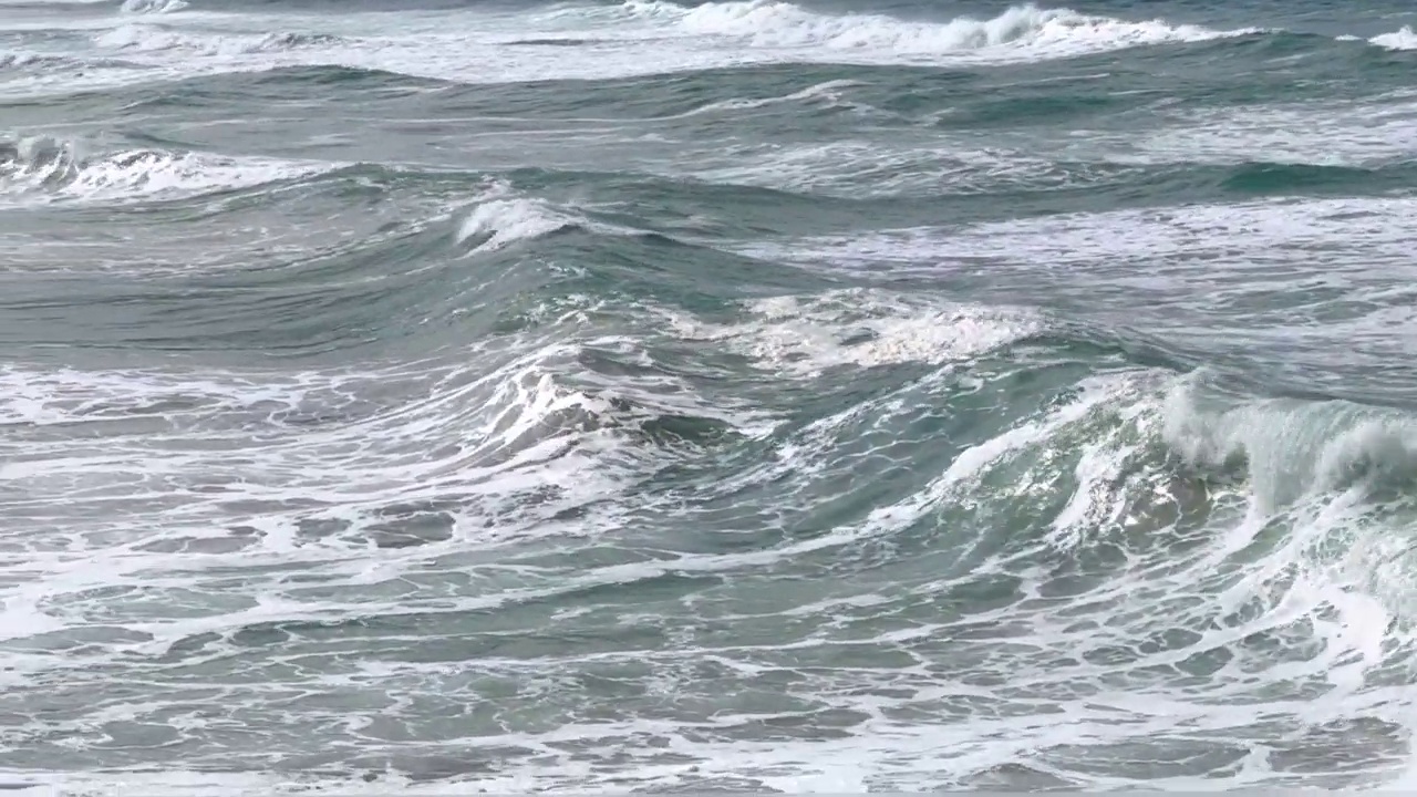 海浪拍打着海岸视频素材