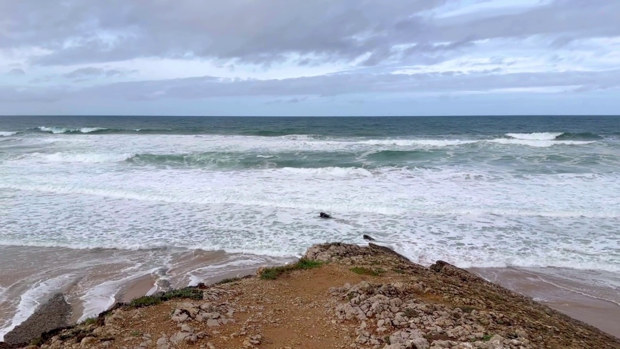 海浪拍打着海岸视频素材