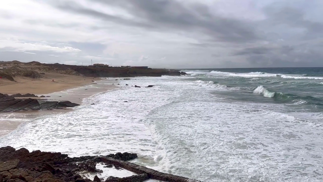 海浪拍打着海岸视频素材