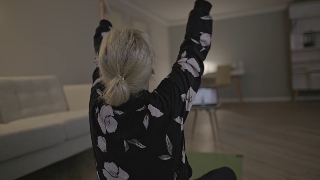在线瑜伽在家锻炼视频素材