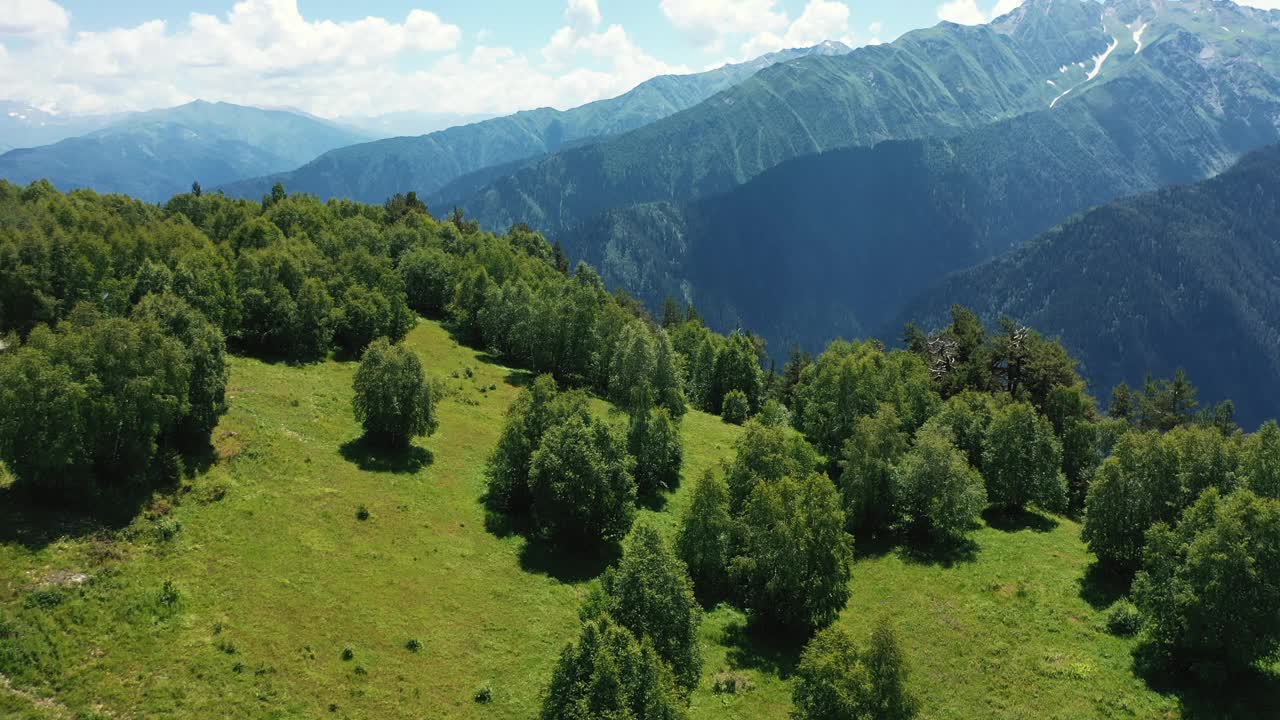 从绿色森林山峰上飞行的无人机，从空中俯瞰山间的山谷视频素材