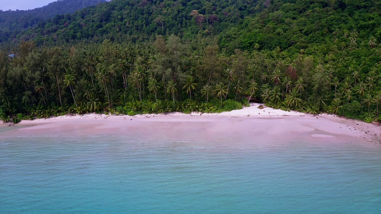 绿松石海泻湖的Koh good海滩在泰国与棕榈丛林。视频素材